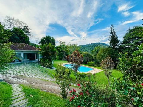 Casa com 4 dormitórios à venda, 390 m² por R$ 1.550.000,00 - Pedro do Rio - Petrópolis/RJ
