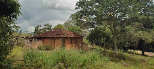 SÍTIO DE 25.000m² C/ ÁGUA POR GRAVIDADE E ÁGUA CORRENTE À VENDA EM PIRACEMA/MG