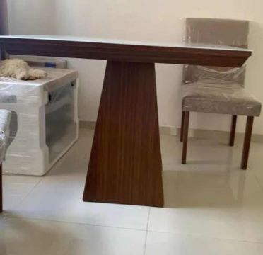 Mesa de jantar em madeira com tampo de vidro