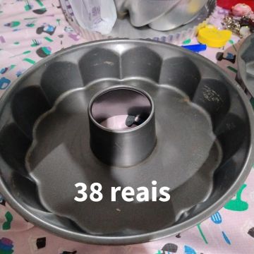 Forma de bolo com furo no centro