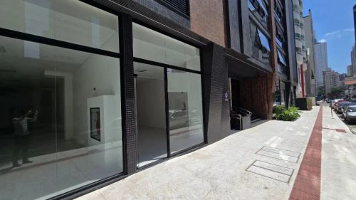 Loja para locação no Centro de Balneário Camboriú! 02 vagas de garagem!