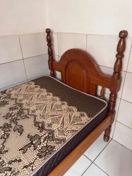 Cama de Solteiro de madeira maciça com cabeceira e pés