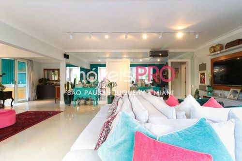 Apartamento de alto padrão com 300 m², 4 suítes e 4 vagas no Panamby.