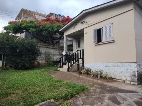 Linda casa de 4 dormitórios com pátio e edícula no Bairro São José.