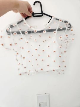 Blusa de renda branca com flores