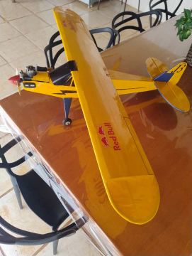 Avião de aeromodelismo Piper J-3 Cub Red Bull