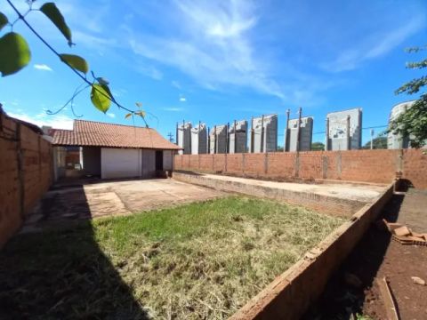 Casa próxima a Av. Duque de Caxias, 2 quartos e terreno com 825m²!