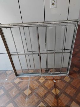 Janela de Alumínio com Grade