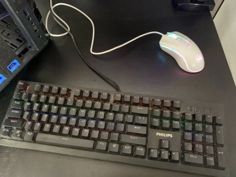 Teclado mecânico e mouse gamer 
