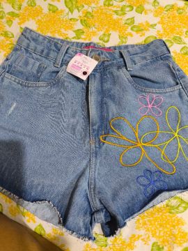 Short Jeans Desfiado com Flores Bordadas