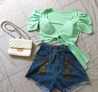 Conjunto cropped verde e short jeans com detalhes