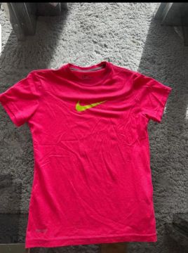 Camiseta Nike Dri-FIT feminina rosa