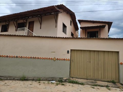ALUGA-SE CASA