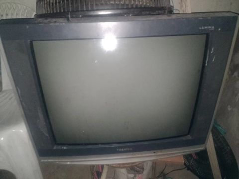 Tv Philips com a tela queimada só , e uma tv turbo com pegando 