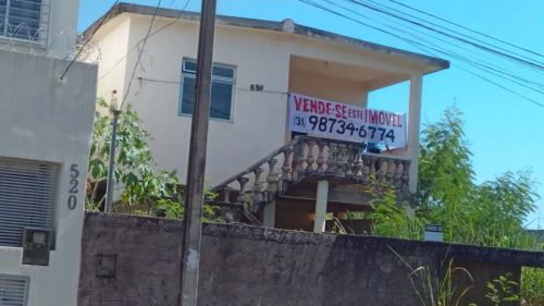 Linda Casa de 180m² em Lote de 300m² na Tranquilidade do Bairro Quintino, Divinópolis!"