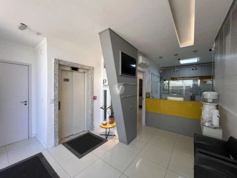 Prédio comercial no Centro com 457m² construídos e elevador