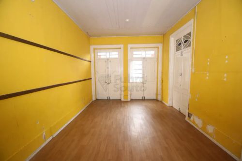 Casa Ampla no Centro de Pelotas - Ideal para Uso Residencial ou Comercial