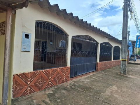 Casa pra alugar (com ponto comercial e garagem)