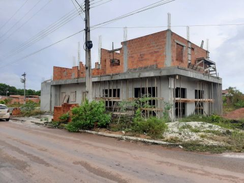 Casa com ponto comercial em construção 