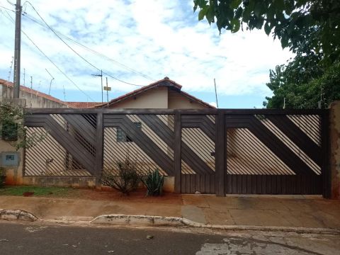 Casa em condomínio.