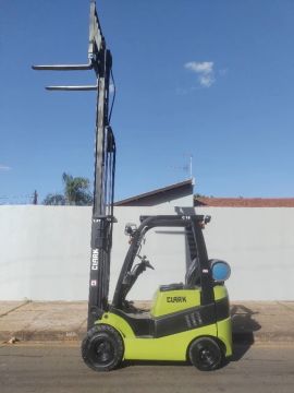 Empilhadeira Clark 1,8T C18 * Torre triplex * 2011