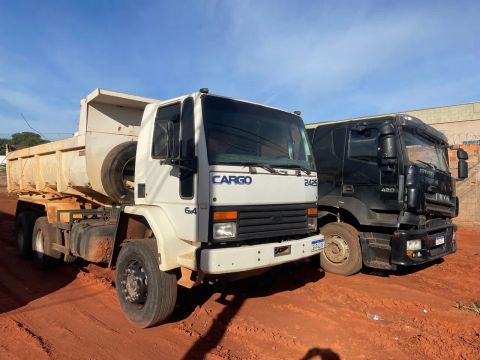 Caminhão caçamba  Ford Cargo 6x4 