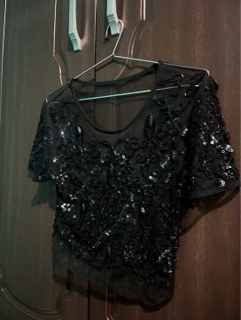 Blusa de renda preta com detalhes em paetês