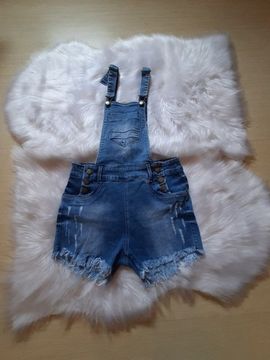 Jardineira jeans feminina