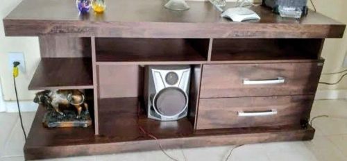 Rack de TV com 3 prateleiras e 2 gavetas