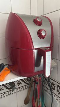 Air Fryer Vermelha Britania 4 L- Sua Comida Crocante e Saudável!