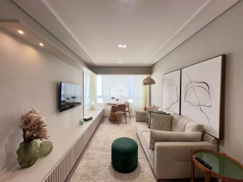 APARTAMENTO SEMIMOBILIADO NO CENTRO DE FLORIANÓPOLIS COM 2 QUARTOS SENDO 1 SUÍTE E 1 VAGA 
