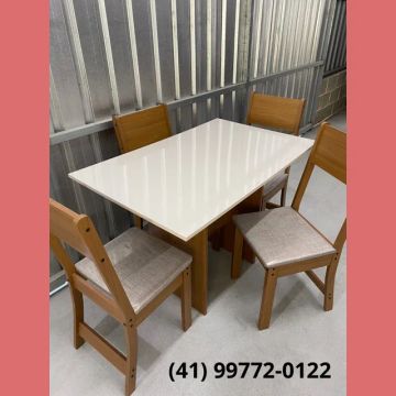 Mesa (108x68) com 4 cadeiras 