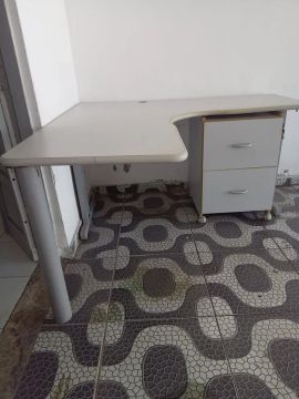 mesa para escritório com gaveteiro com chaves