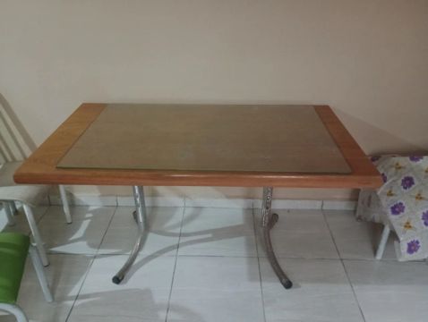Mesa de Jantar com Tampo de Vidro