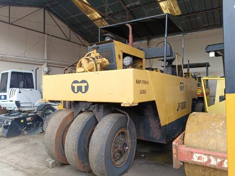 Rolo compactador Pneumático 7 pneus Tema Terra SP10000 ano 1976 