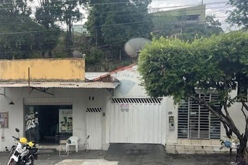 Casa com 02 Salas Comerciais