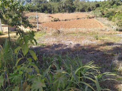 Vende se um terreno 