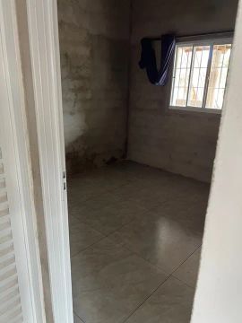 Aluga-se casa com barracão no fundo