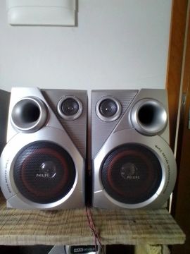 Caixa de Som Philips com Bass Reflex