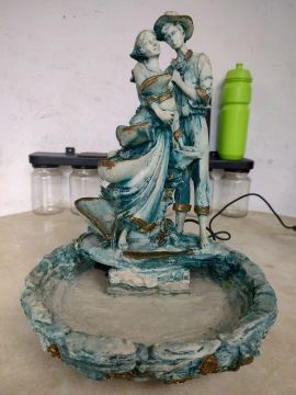 Fonte de pedra com bomba