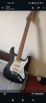 Guitarra semi nova muito pouco usada 