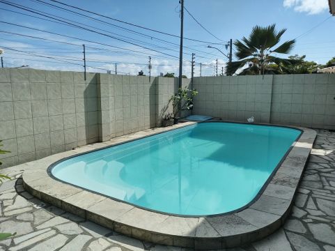 Vende-se casa ampla mobiliada com 3 quartos com piscina + Casa de fundo