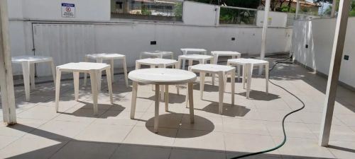 Conjunto de mesas e cadeiras de plástico USADO
