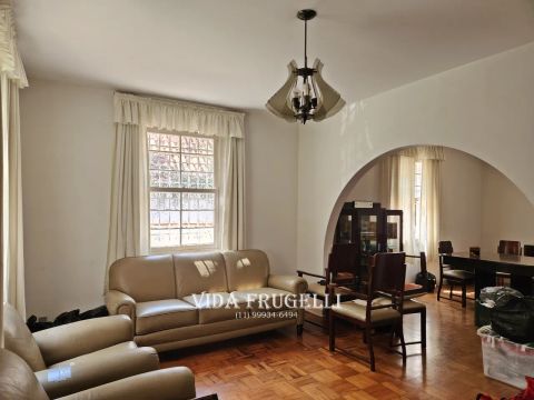 Casa de 235 m² para locação com 3 quartos, 1 suíte, quintal e 3 vagas. Pacaembu São Paulo 