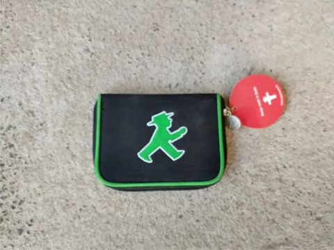 Carteira Alemã Ampelmann, verde e preta com zíper. 