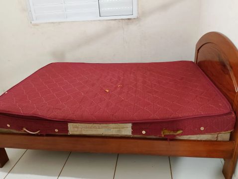 Vendo cama com colchão 