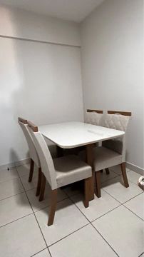 Mesa MDF tampo de vidro com cadeiras 