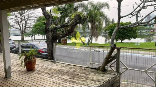 Oportunidade Imperdível: Casa Comercial de 140 m² de Frente para Lagoa do Violão em Torres