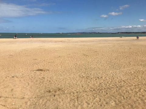 EXCELENTE NEGÓCIO! OPORTUNIDADE!! Pousada em Meaípe, Guarapari!  Ótima localização, a 150m