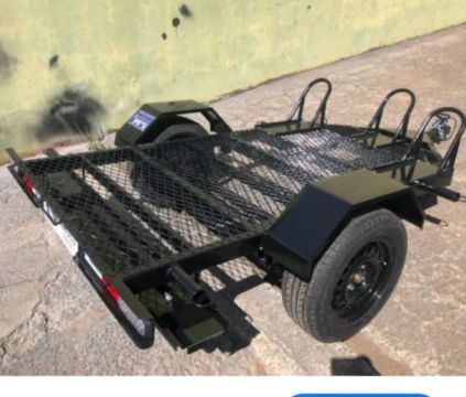 Reboque plataforma carrega moto 